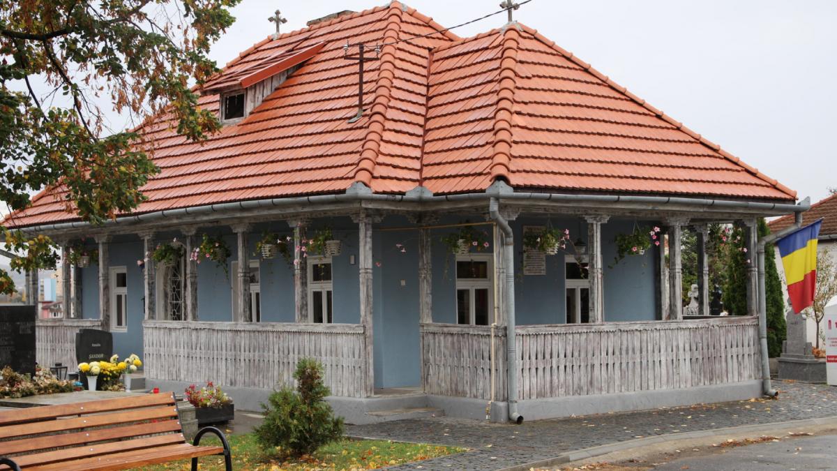 prima scoala romaneasca din targu mures care a functionat intre 1765 1912 a fost redeschisa un preot intors din spania a restaurat o