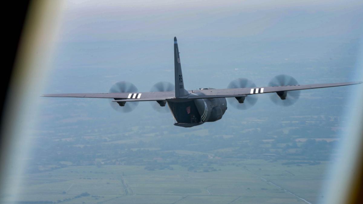 un avion militar american in zbor