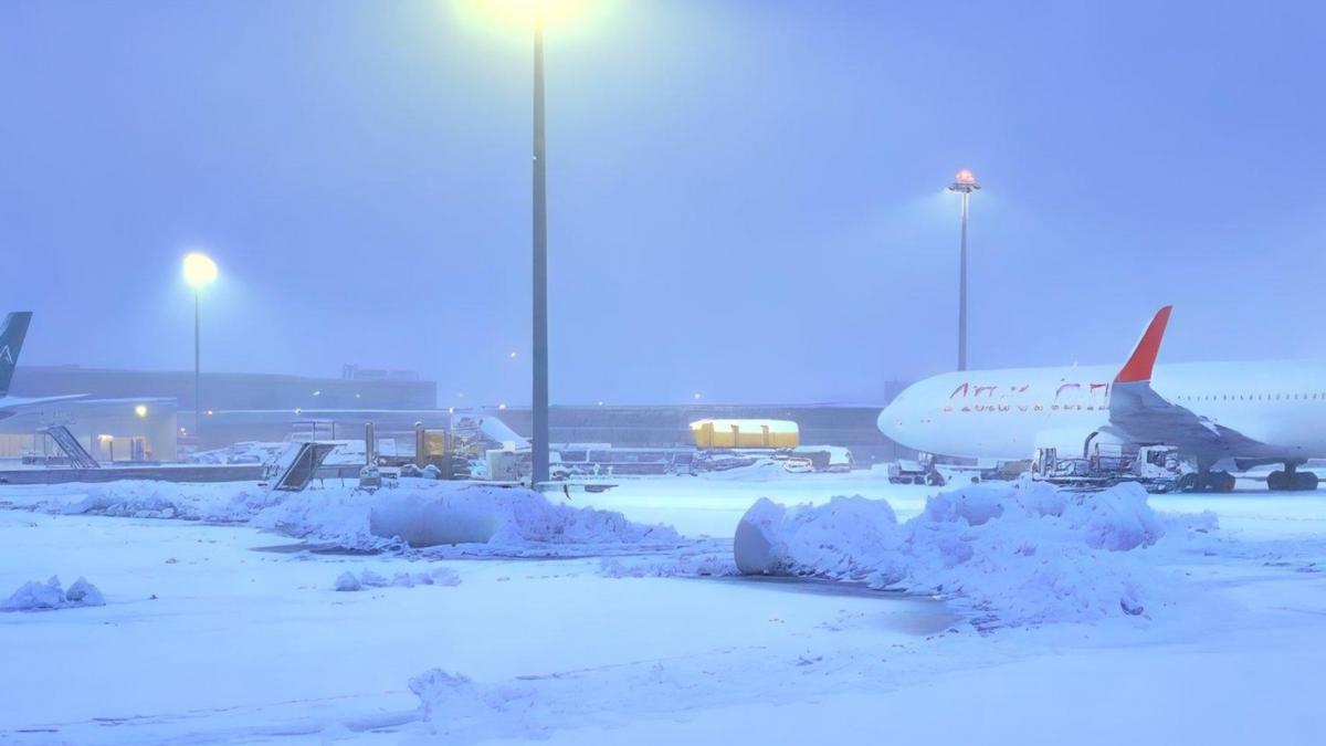 aeroportul din viena s a inchis din cauza ninsorii sute de zboruri au fost anulate intarziate sau deviate