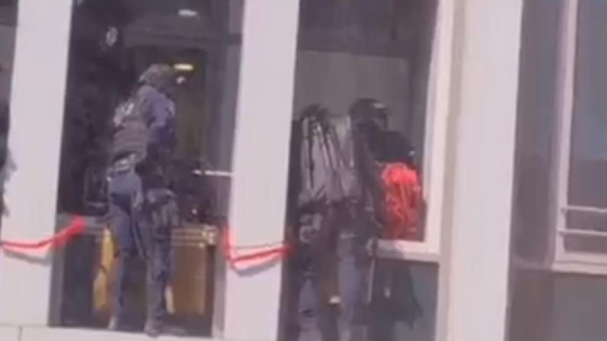 hackerii care fura banii oamenilor de pe card organizati intr un call center ca la corporatii imagini cu momentul cand au fost prinsi