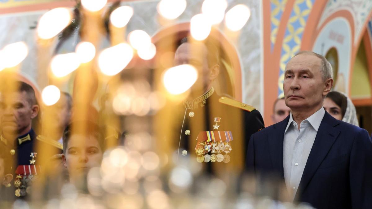 Vladimir Putin la biserică cu lumânări