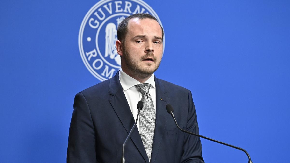 poza in care apare Alexandru Rogobete, ministrul Sănătăţii. 