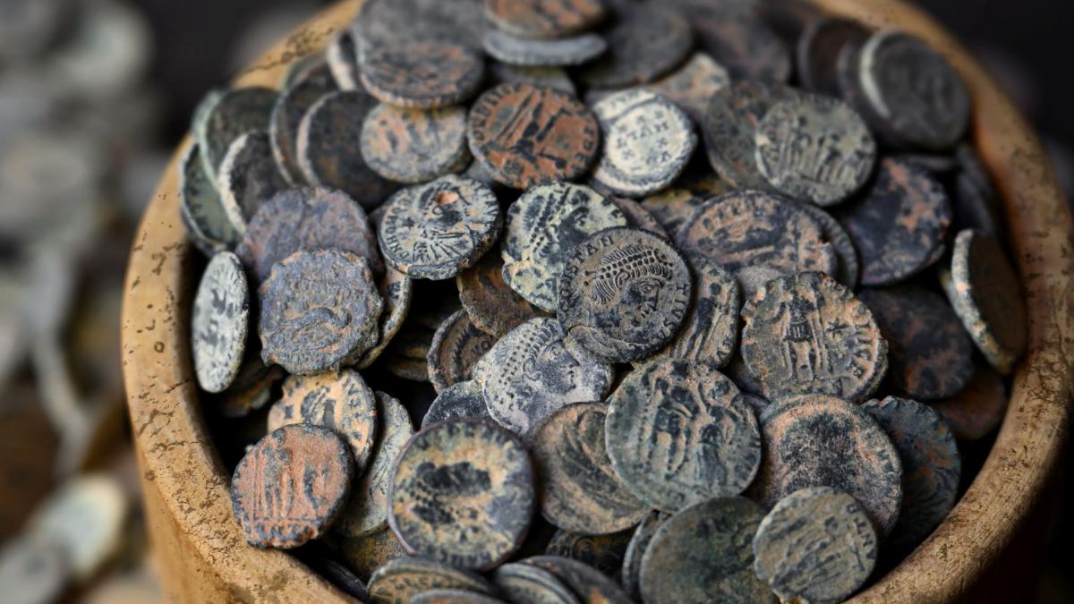 ezaur roman descoperit in prahova un vas plin cu monede romane evaluat la aproape 100 000 de euro