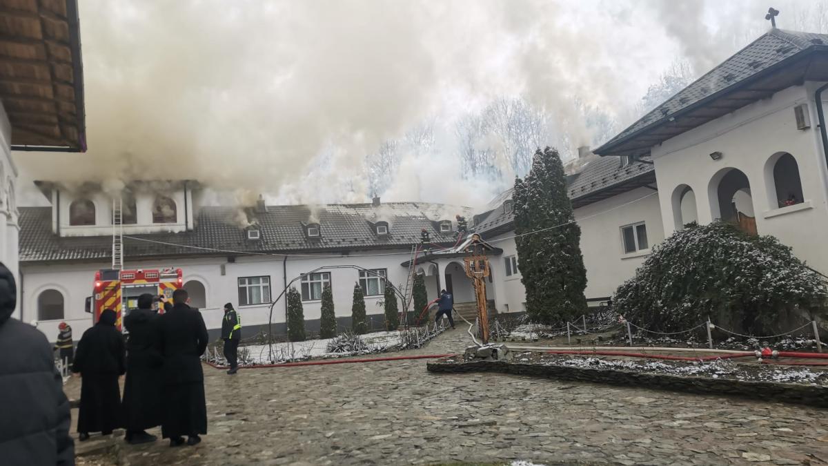 incendiu la o manastire din gorj flacari pe 250 de metri patrati pompierii intervin cu cinci autospeciale