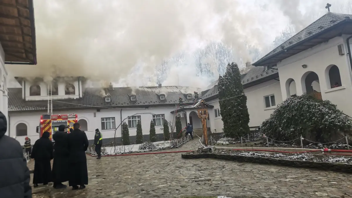 incendiu la o manastire din gorj flacari pe 250 de metri patrati pompierii intervin cu cinci autospeciale