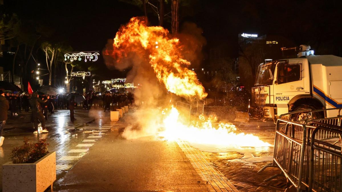 protest violent al opozitiei la tirana cel putin 18 persoane au fost arestate in urma confruntarilor cu politistii