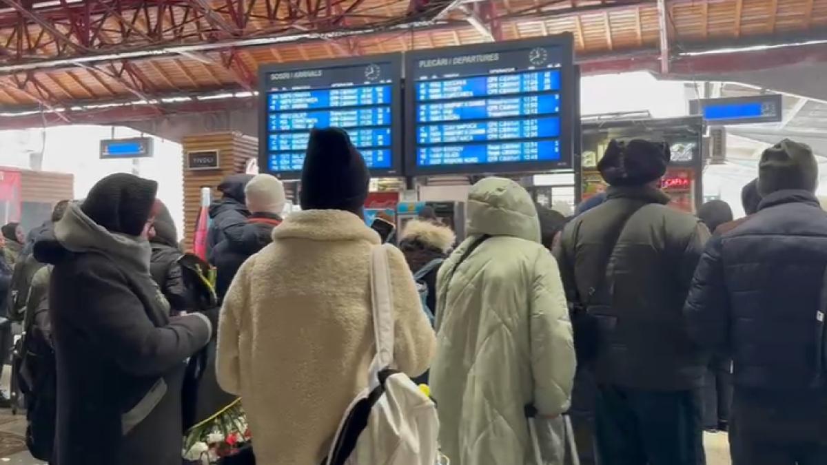 trenuri intarziate si aglomeratie in gara de nord dupa ninsorile fara oprire in bucuresti