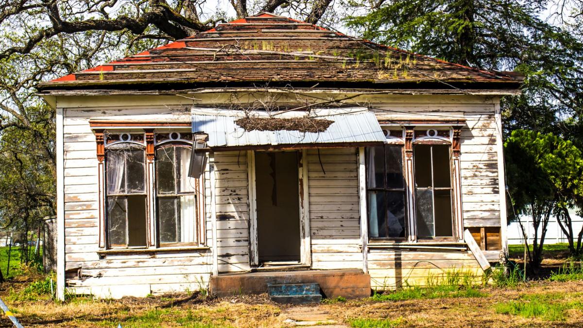 un barbat a cumparat o casa cu 3 500 de euro nu se astepta insa sa gaseasca o adevarata comoara intr unul din sertare