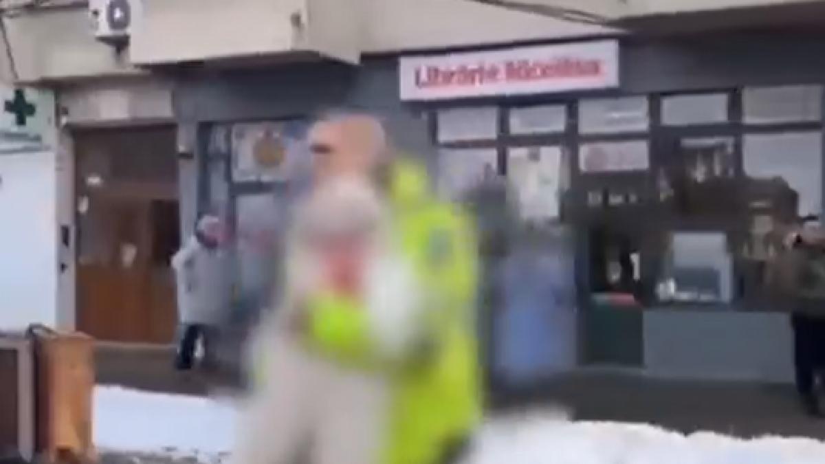 un politist local a salvat un bebelus dupa ce un incendiu a izbucnit intr un bloc din iasi