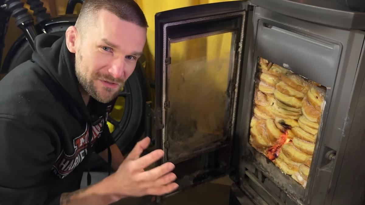 a cumparat 133 de gogosi de la supermarket si le a dat foc in soba nu inteleg exact ce se intampla