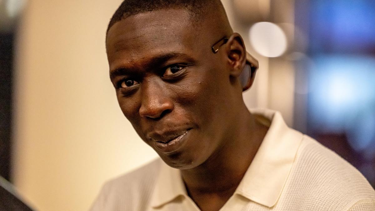 cel mai mare influencer din lume de pe tiktok khaby lame va avea o clona ai intr o afacere de 975 de milioane de dolari