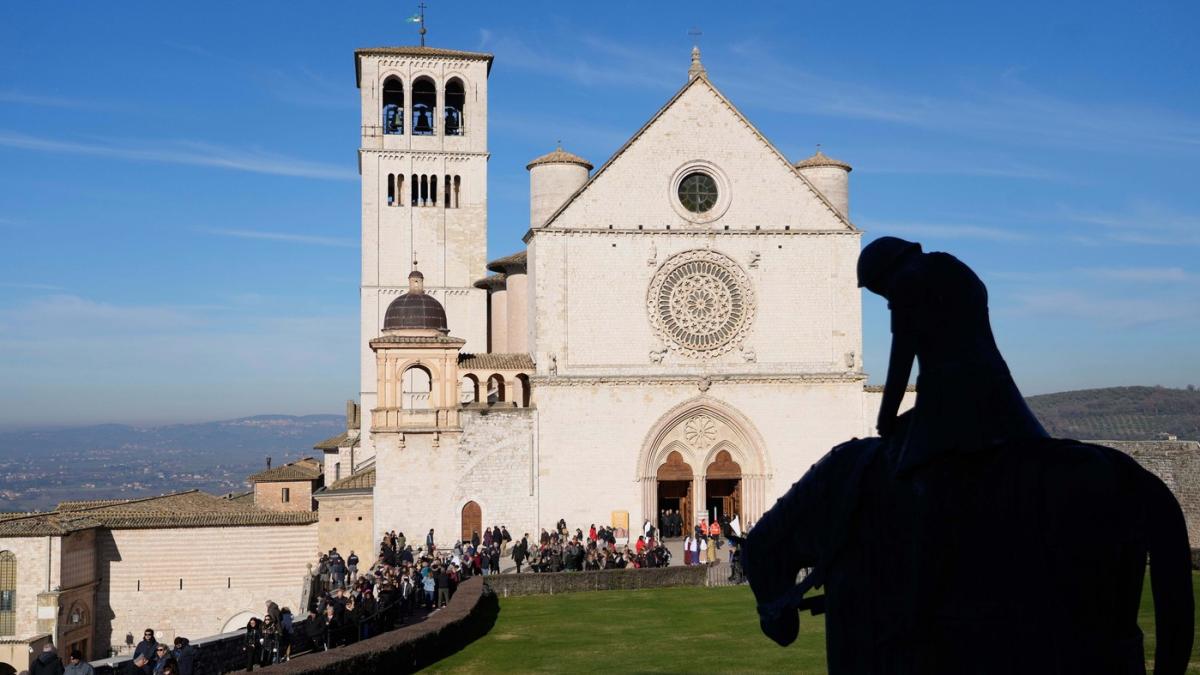 moastele sfantului francisc de assisi expuse publicului pentru prima data intr o basilica din centrul italiei