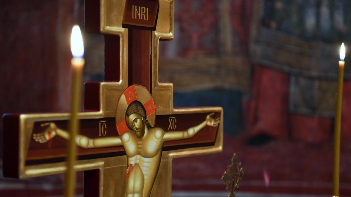 iisus pe cruce biserica ortodoxa lumanare aprinsa