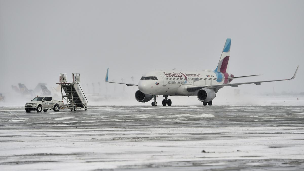traficul pe aeroporturile otopeni si baneasa a revenit la normal dupa intarzierile cauzate de ninsori