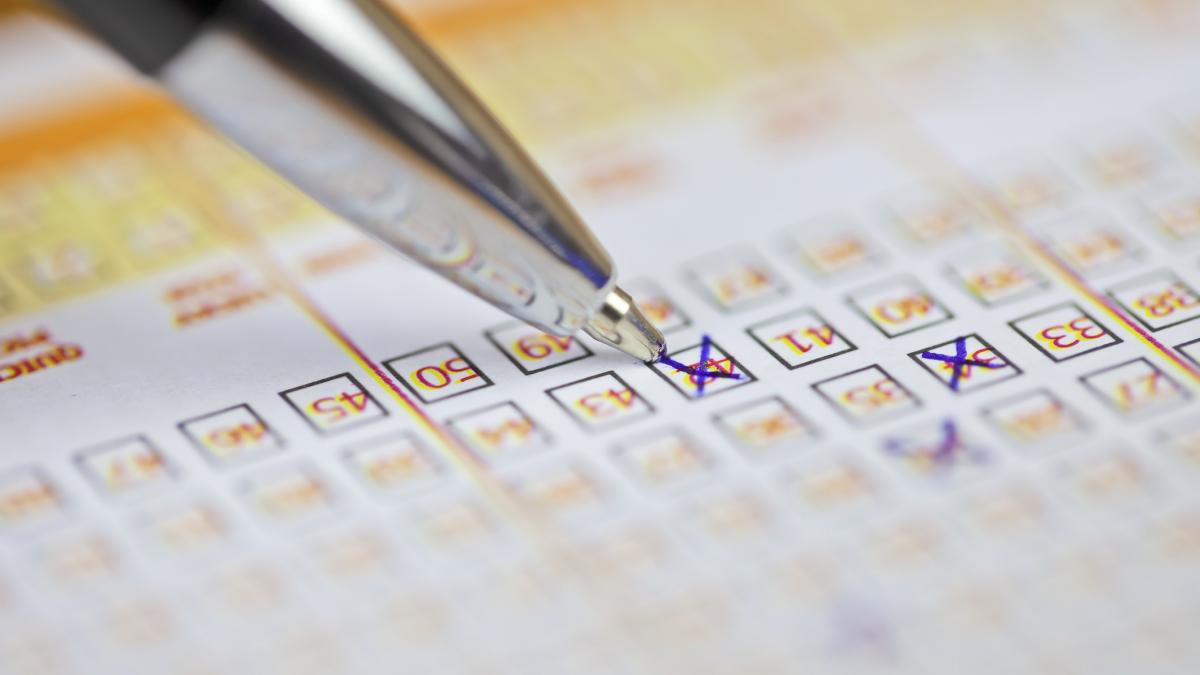 managerul unui magazin din sua ar fi incercat sa revendice premiul unui bilet castigator la loto uitat de un client