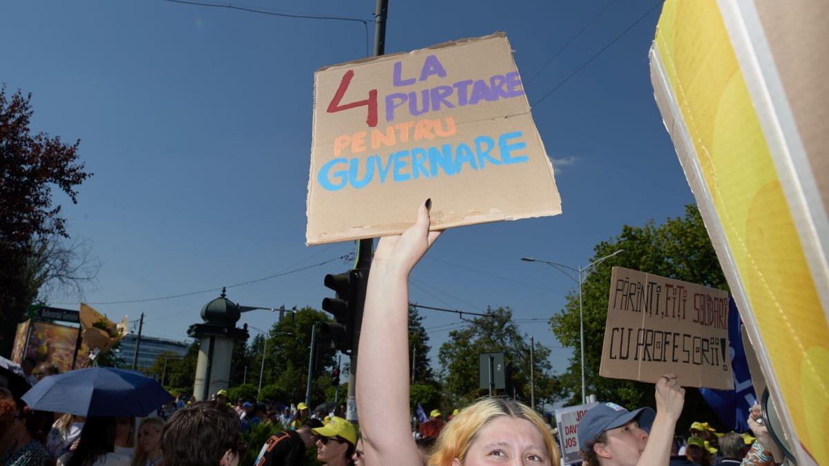 noile taieri din educatie scot profesorii in strada doar eliminarea masurilor din legea bolojan ar mai putea opri greva generala