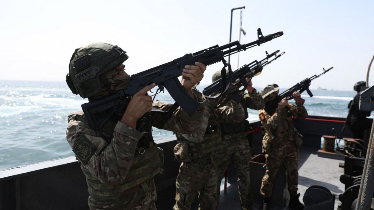 soldati iranieni avand mitraliere in mana intr-o ambarcatiune