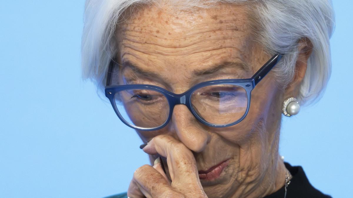 Christine Lagarde se uita in jos si tine mana la nas