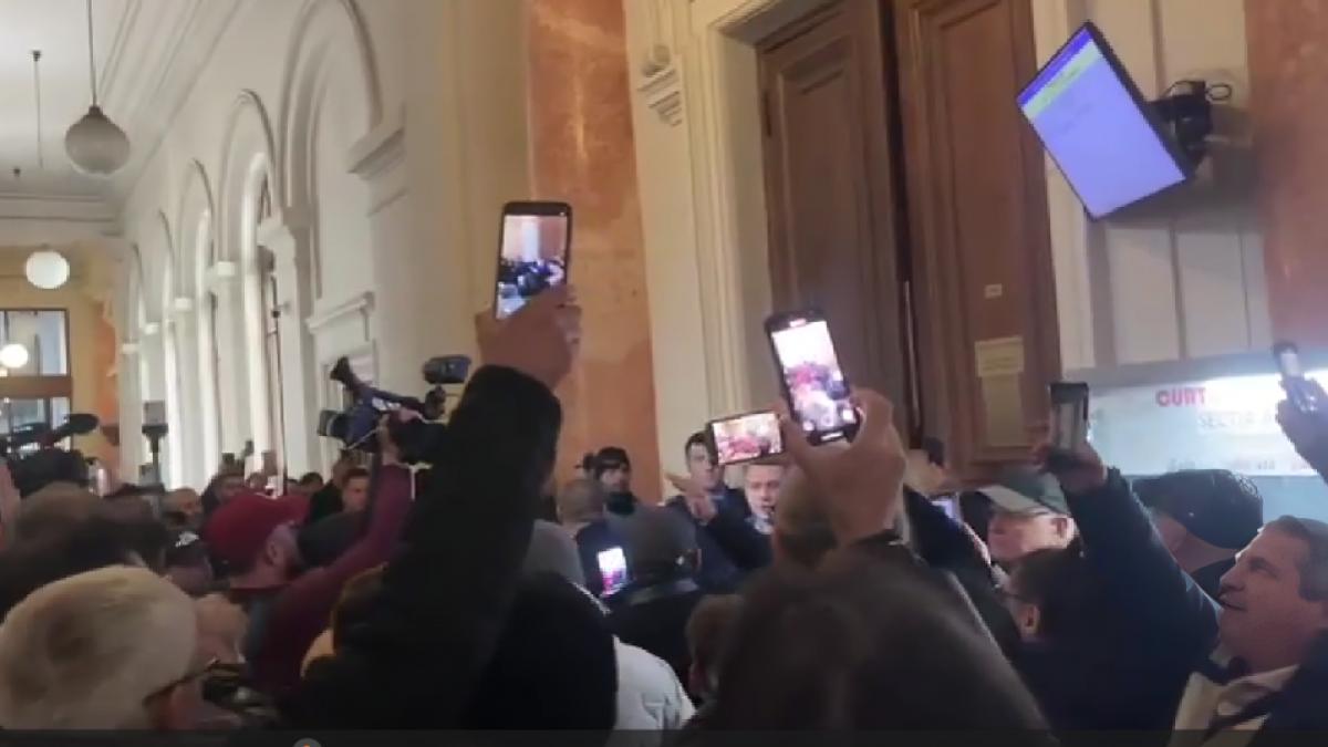 scandal la tribunalul unde e judecat calin georgescu sustinatorii lui au fortat intrarea si au inceput sa se certe cu jandarmii