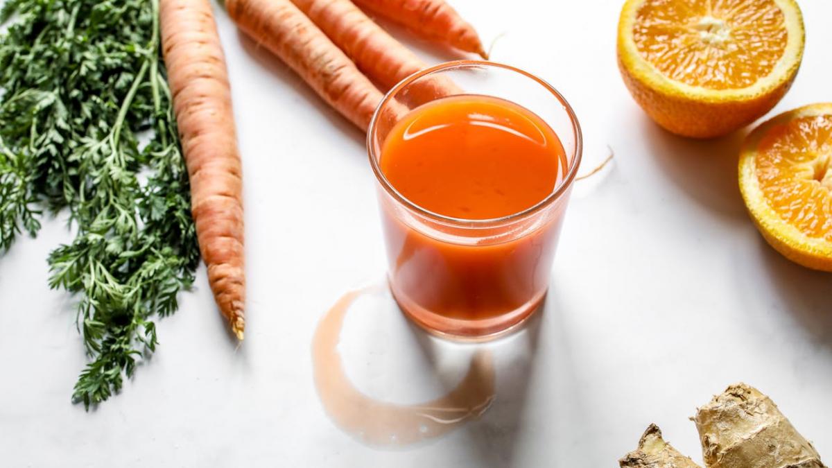 pahar cu suc de morcovi şi portocala