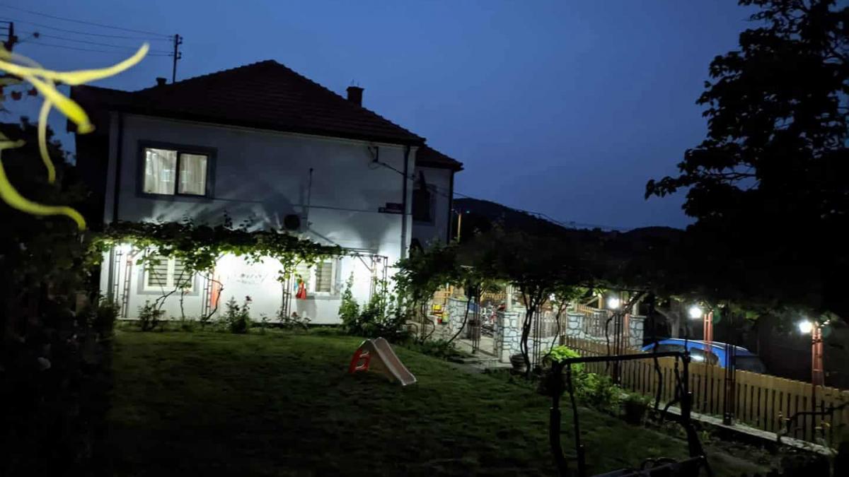 un barbat a anuntat ca ofera recompensa de 10 000 de euro persoanei care gaseste un cumparator pentru casa lui din serbia