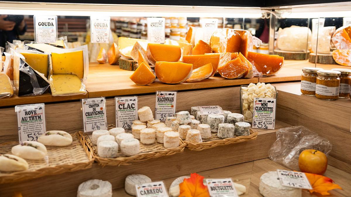 mai multe branzeturi in galantar intr-un supermarket