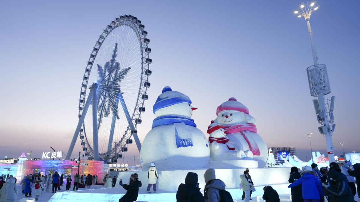 oras gheata harbin ice snow world 2026 china cel mai mare parc tematic de iarna din lume