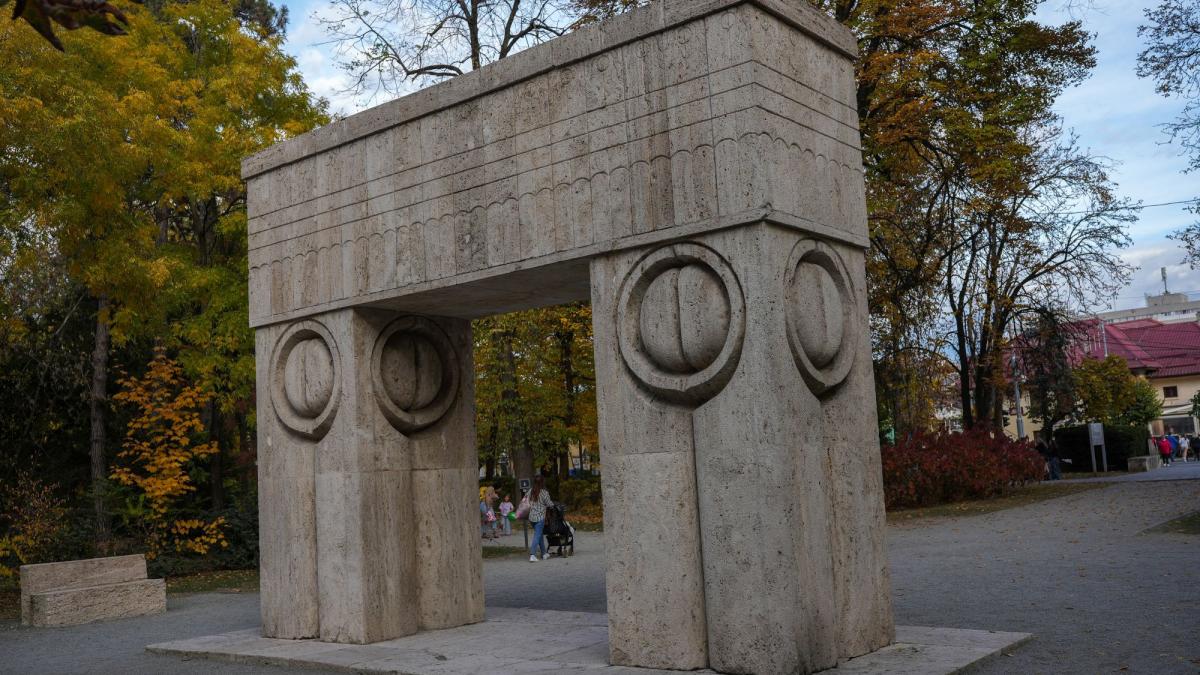o banca de piatra din ansamblul brancusi in apropiere de poarta sarutului este distrusa politia face cercetari