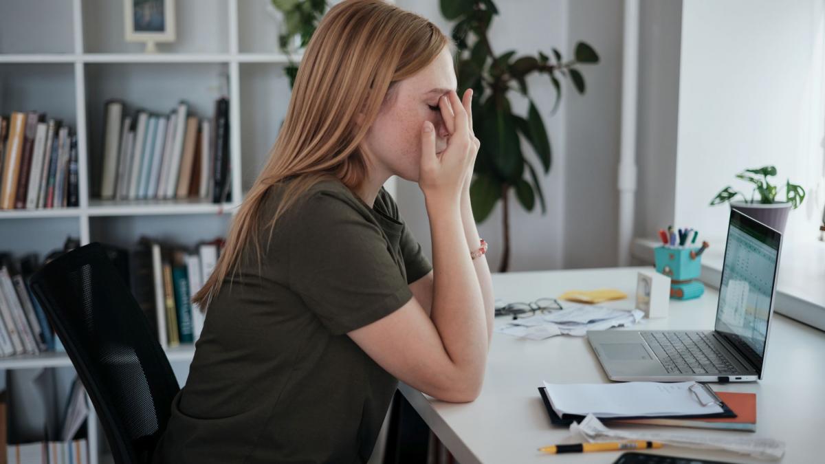 femeie obosita la birou