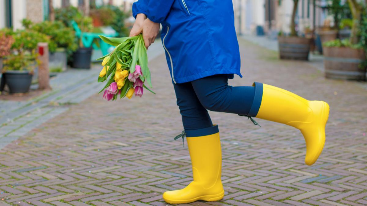 cizme galbene de ploaie buchet flori
