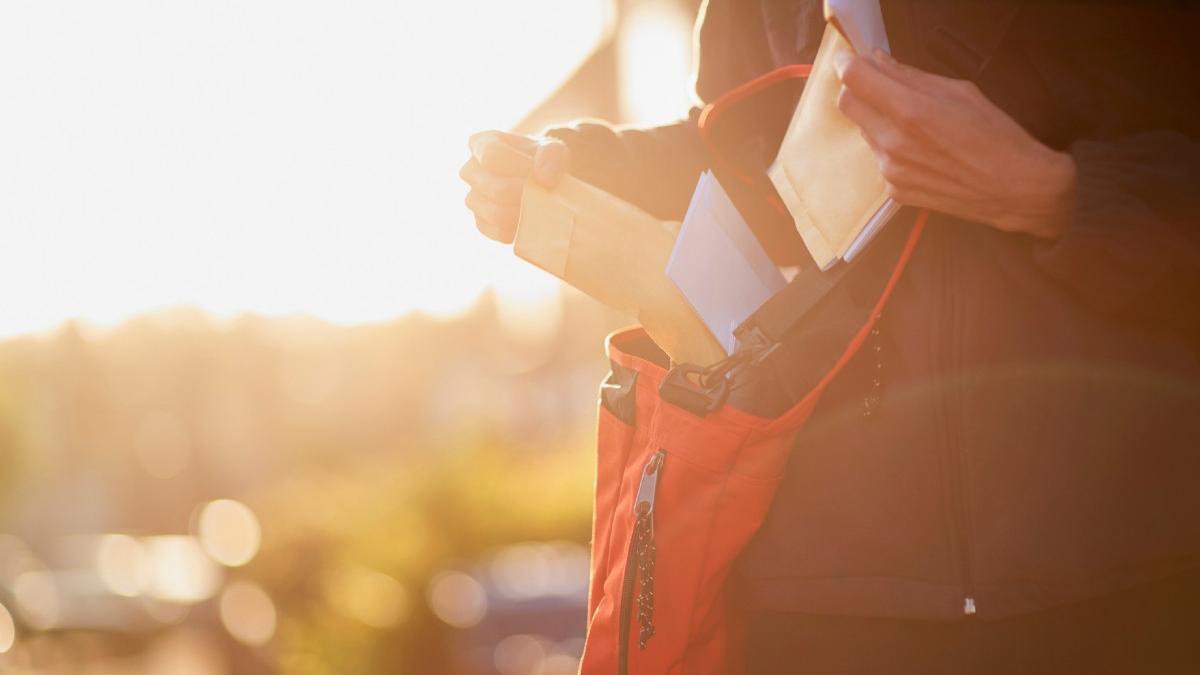 un postas a primit aproape 15 000 de euro despagubiri dupa ce nu a mai fost lasat sa inceapa munca la ora 5 dimineata