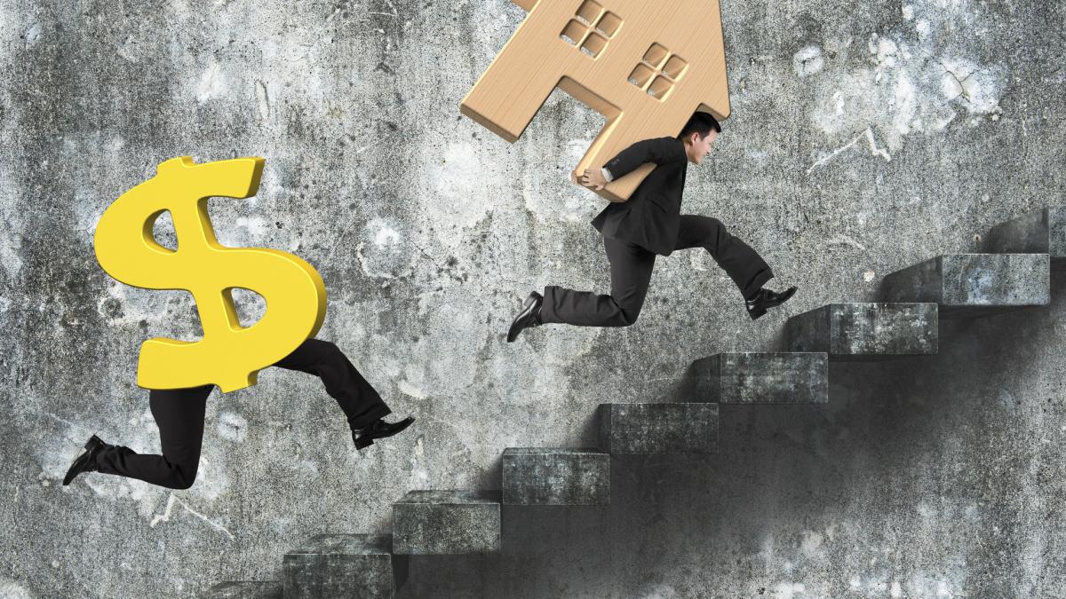 barbat fuge cu o casa pe scari