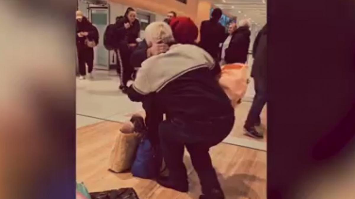 a cerut o de sotie dupa 45 de ani de la despartirea din tinerete imaginile de pe aeroportul din chisinau au devenit virale