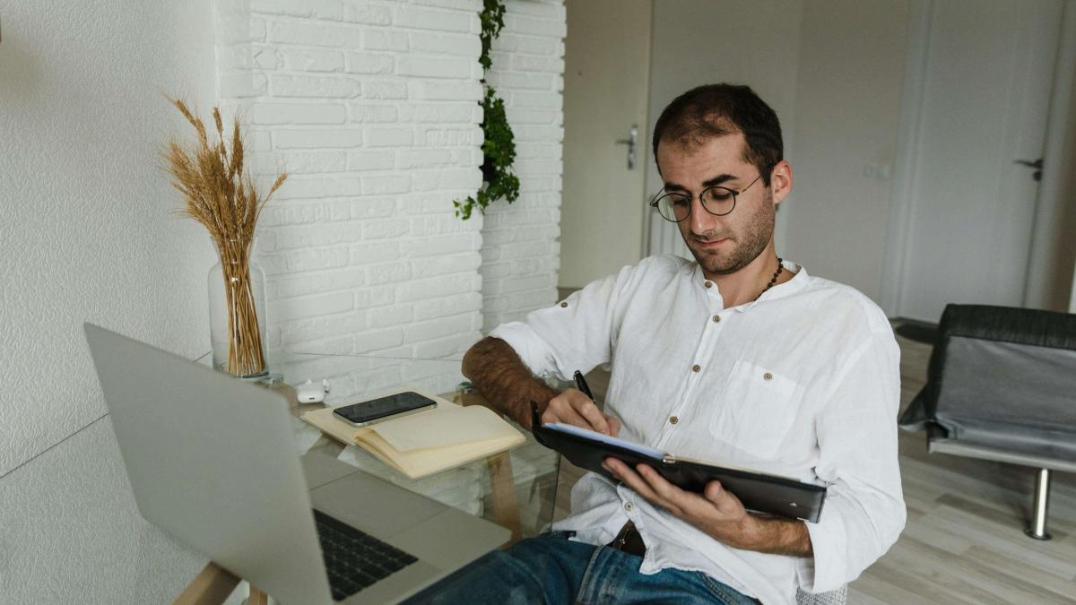 barbat cu ochelari la birou 