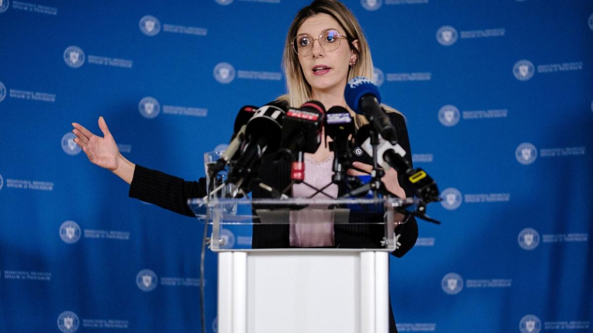 diana buzoianu spune ca zapada neagra de pe strazi este simbolul poluarii din bucuresti asta ajunge in plamanii nostri