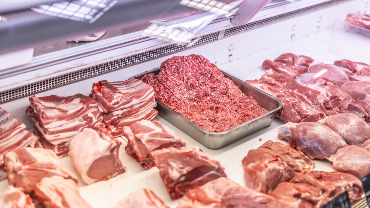 poza in care apar bucati de carne de porc in figiderul unei macelarii