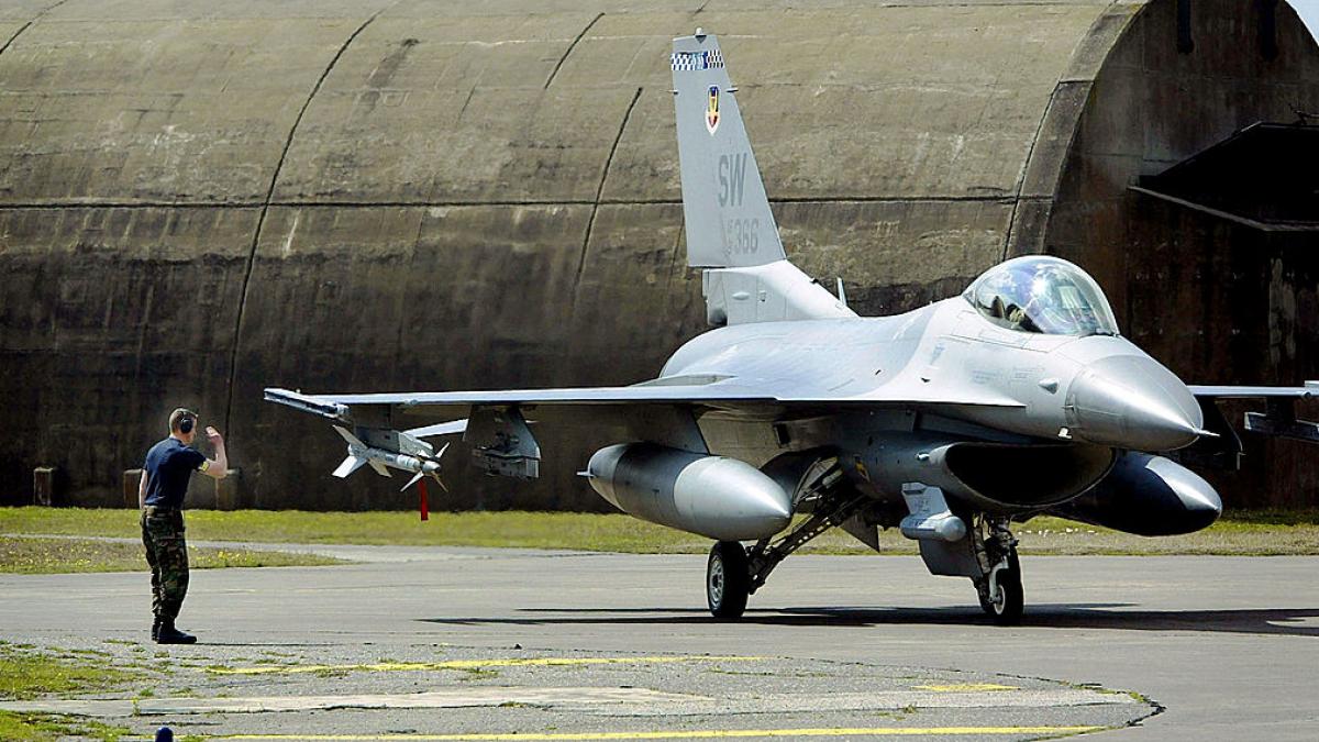 un f 16 al fortelor aeriene turce s a prabusit langa o autostrada contactul cu avionul s a pierdut imediat dupa decolare