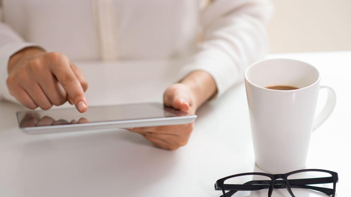 persoana care se uita pe o tableta