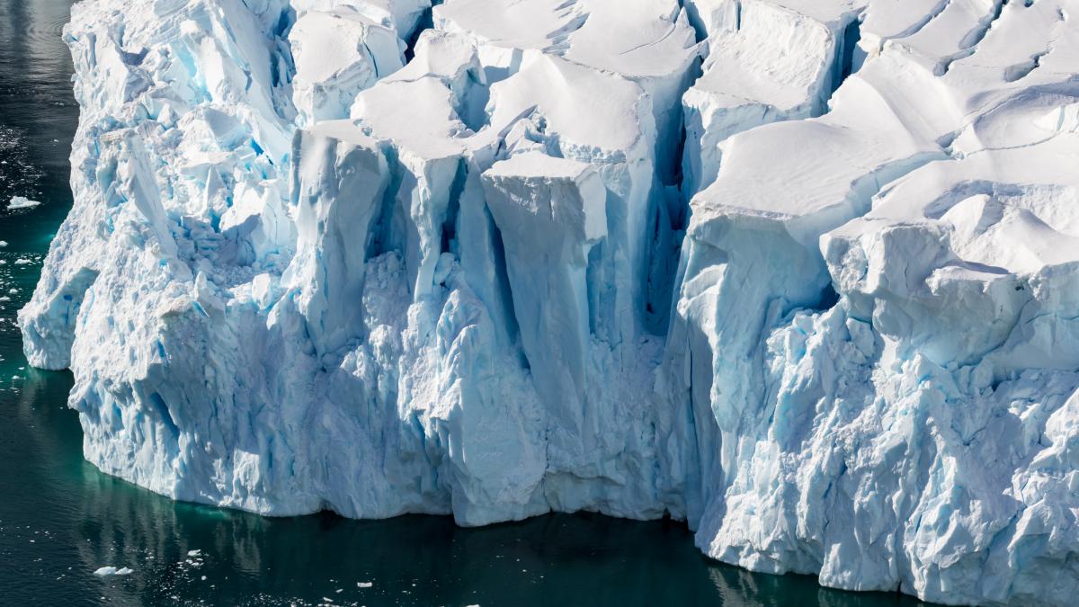 poză în care apare ghețarul din portul Neko din Antarctica
