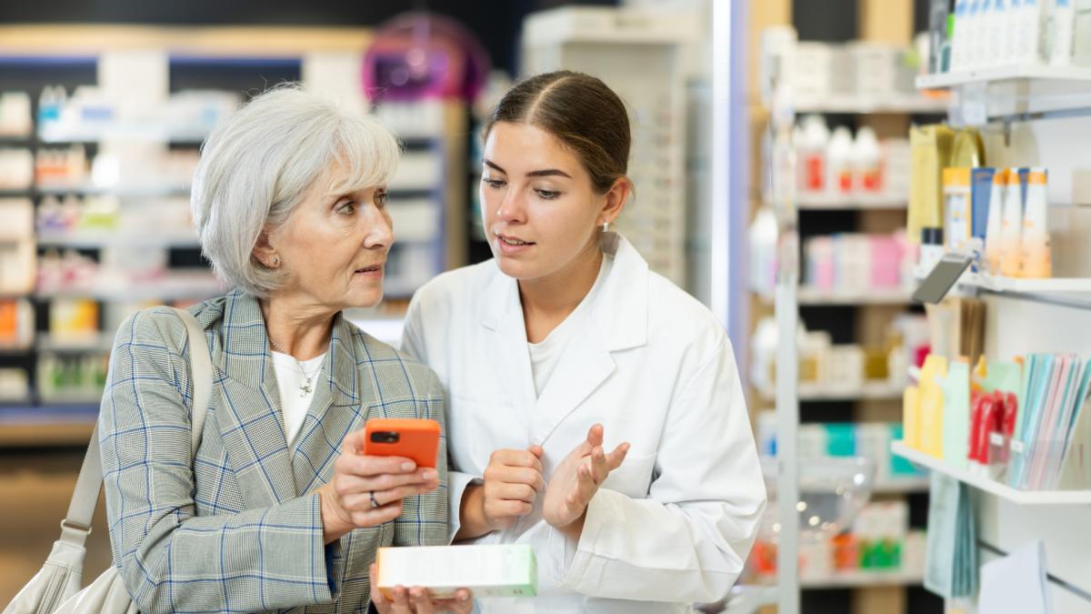 farmacist si pacient in farmacie