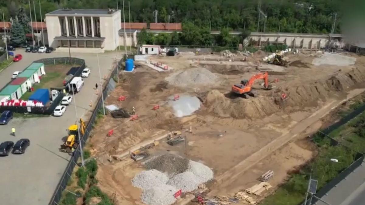 restrictii de circulatie in zona fantana miorita din bucuresti dupa ce s a surpat carosabilul din cauza lucrarilor la metrou