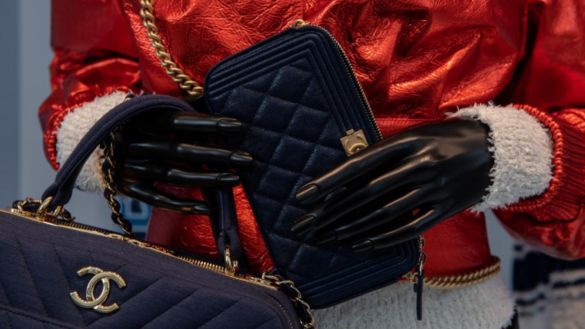 scandal urias dupa ce sute de genti scumpe chanel au fost distruse pentru ca o angajata a folosit lipici ieftin