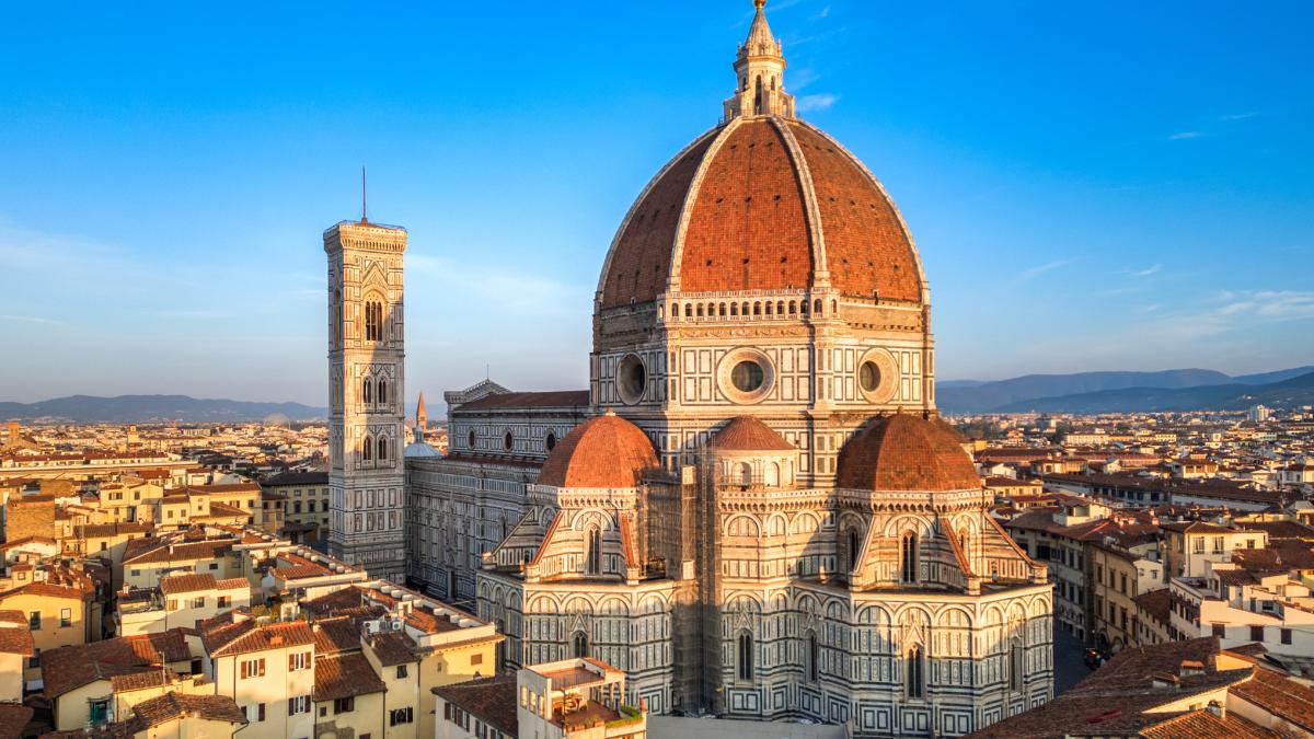 un barbat a ocupat ilegal un bloc din centrul orasului florenta apoi a inceput sa inchirieze apartamentele