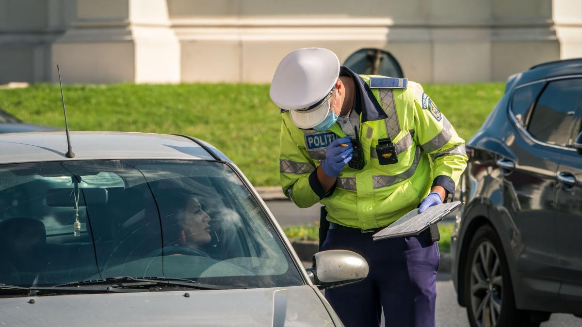 polițist amendează o femeie