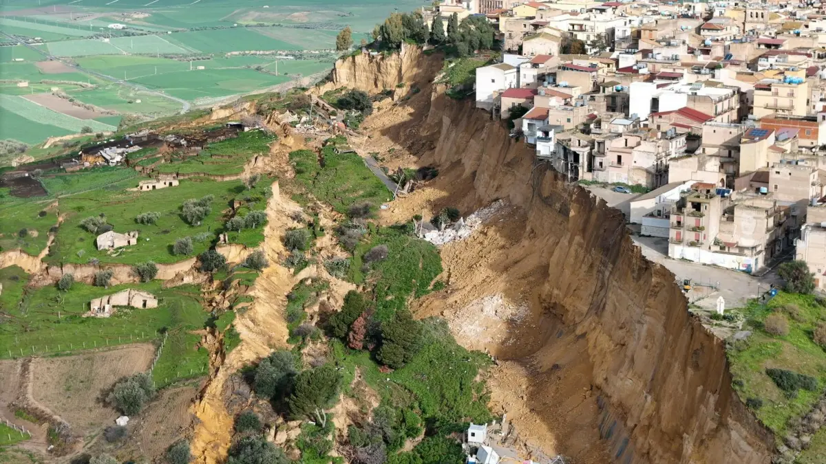 a fost ca un jaf la banca operatiune la minut pentru salvarea a 400 de carti rare in orasul sicilian care se prabuseste la propriu