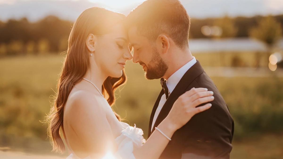 mire si mireasa in ziua nuntii la sedinta foto