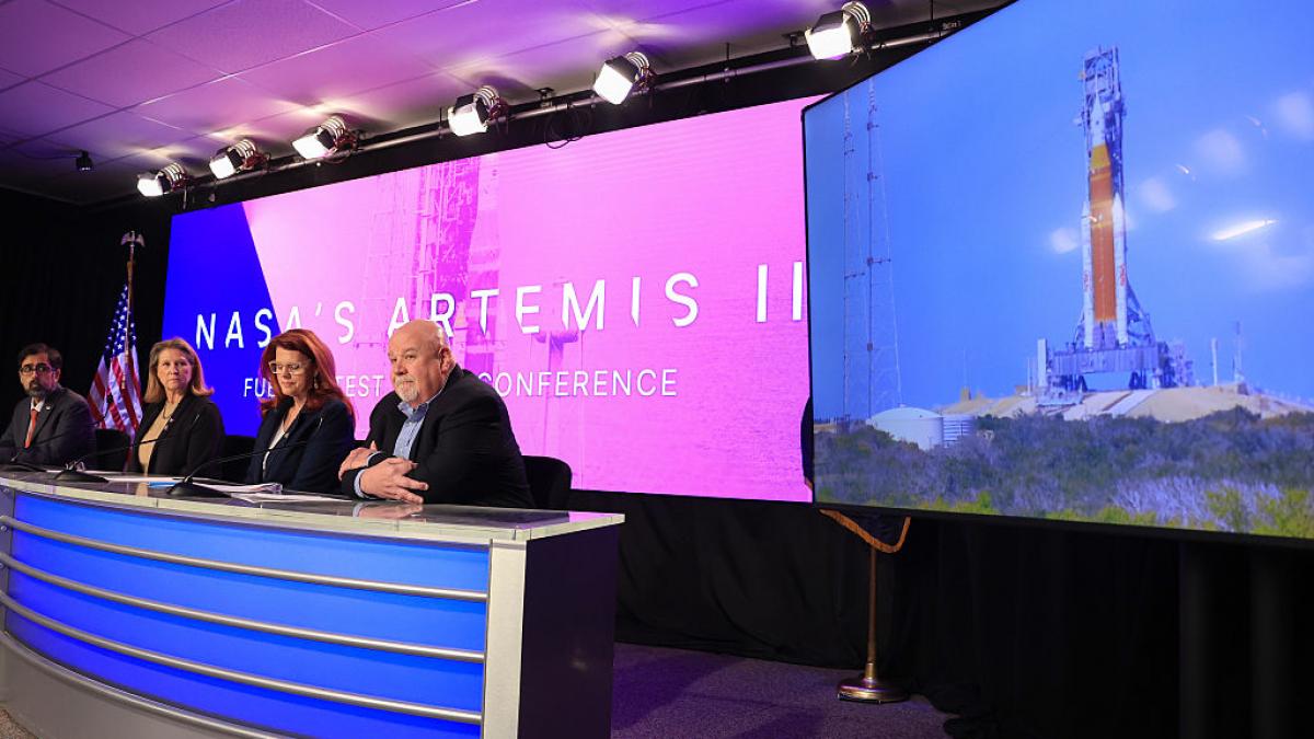 poza cu oficialii NASA care susțin o conferință de presă, organizata pe 3 februarie 2026, deoarece lansarea Artemis II este amânată
