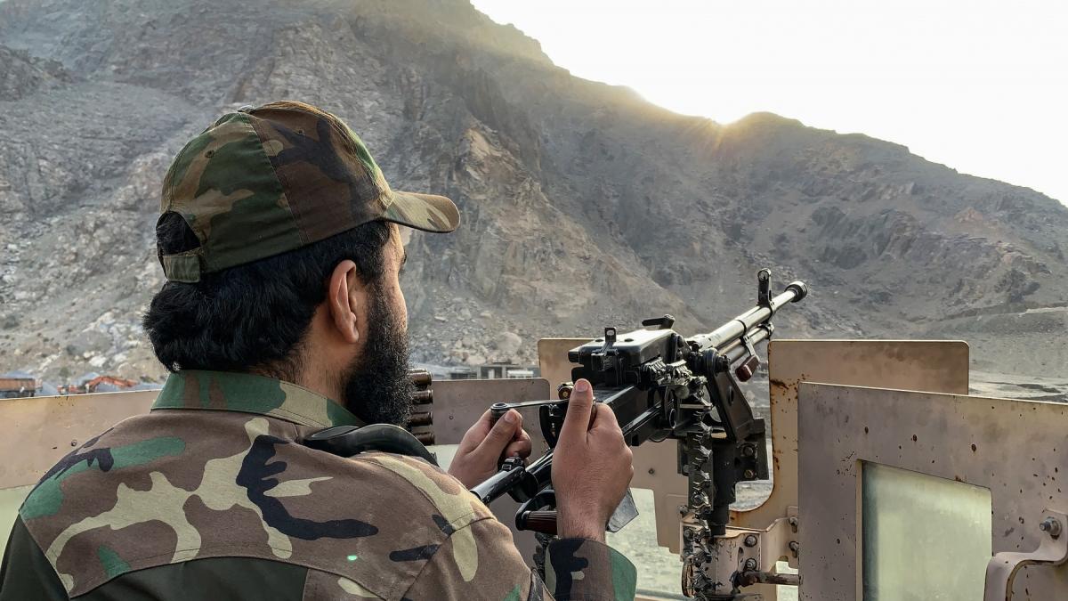 pakistanul declara razboi deschis afganistanului si anunta ca ii va zdrobi pe talibani kabulul si kandaharul au fost bombardate