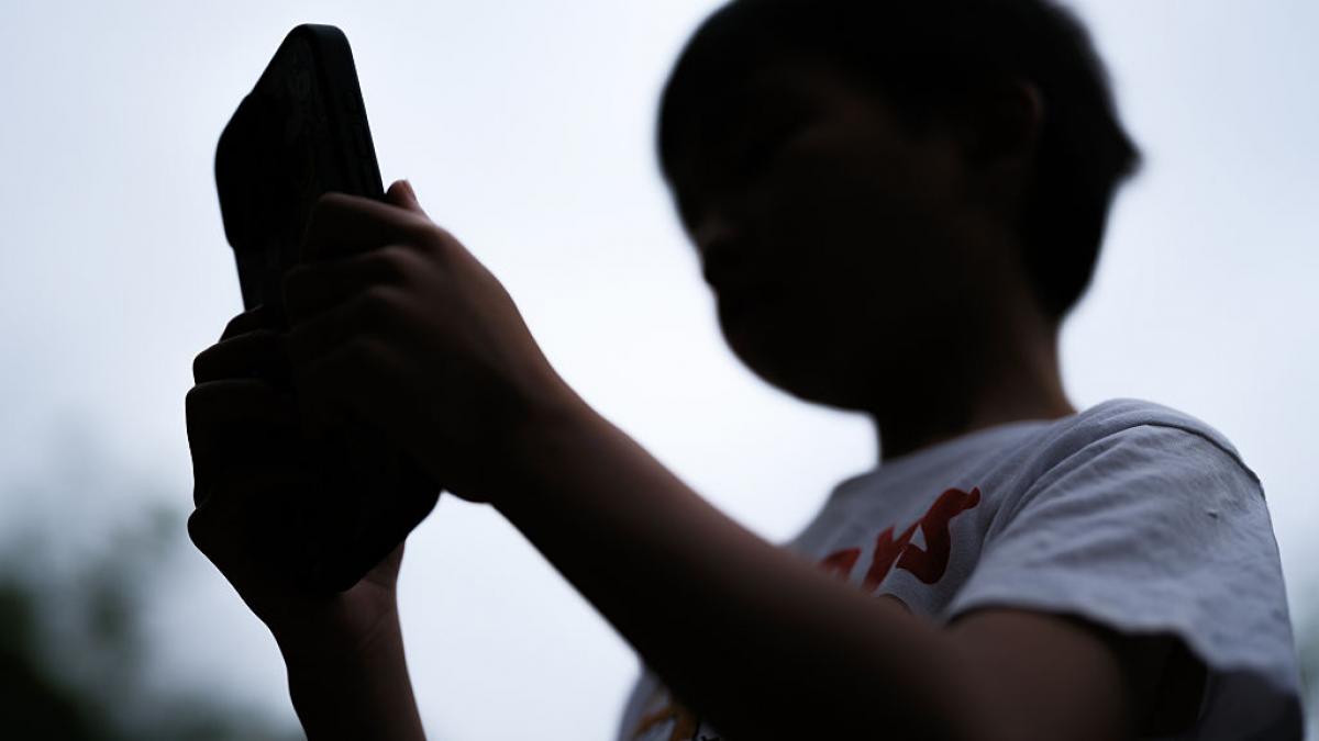 polonia se alatura unui numar tot mai mare de tari care vor interzice accesul copiilor la retele sociale