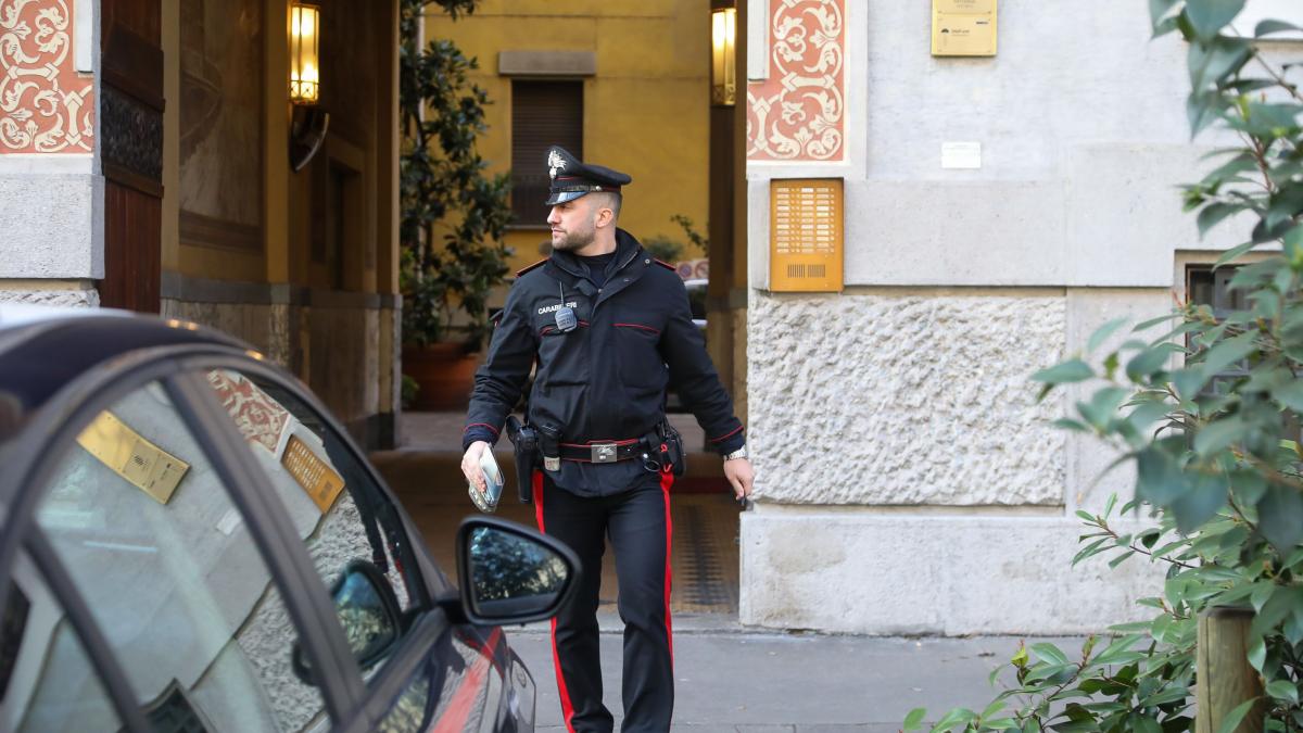 un carabinier la iesire dintr-un imobil din milano